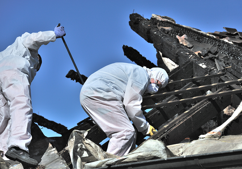 Mitarbeitende führen Brandschadensanierung durch